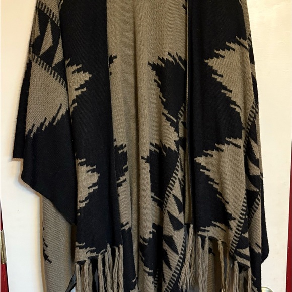 Woven Heart Sweaters - Woven Heart Black and Tan Knit Blanket Shawl